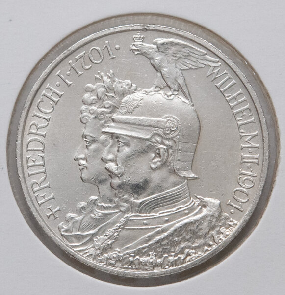 Detailansicht der Vorderseite der 2-Mark-Gedenkmünze von 1901. Gezeigt werden die Doppelporträts der preußischen Monarchen Friedrich I. (links im Hintergrund) und Wilhelm II. (rechts im Vordergrund) im Profil nach links. Die Umschrift lautet FRIEDRICH I 1701 · WILHELM II 1901. Die Reliefdetails der Uniformen und Gesichter sind klar erhalten.