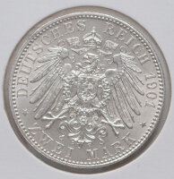 Die Rückseite präsentiert den gekrönten Reichsadler des Deutschen Kaiserreichs. Die Umschrift am Rand lautet DEUTSCHES REICH 1901 und unten der Nennwert ZWEI MARK. Die Münze zeigt eine attraktive, gleichmäßige Umlaufpatina und gut erhaltene Konturen des Wappentieres.