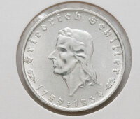 Die Rückseite der Münze zeigt den deutschen Reichsadler in einer klaren, hoheitlichen Darstellung. Über dem Adler ist im Halbkreis „Deutsches Reich“ zu lesen, während darunter der Nennwert „2 Reichsmark“ in eleganter Frakturschrift aufgebracht ist. Flankiert wird der Text von kleinen Eichenblättern, die das klassische Design abrunden.