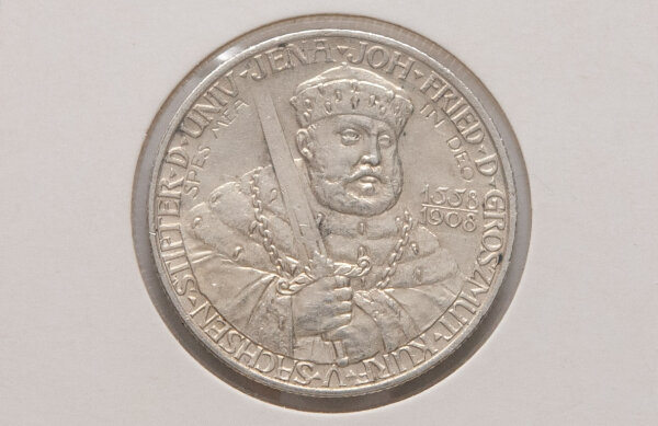 Vorderseite der 2-Mark-Silbermünze 1908: Detailreiches Porträt von Johann Friedrich dem Großmütigen mit dem Richtschwert. Die umlaufende Inschrift zur Gründung der Universität Jena und die Jahreszahlen 1558–1908 sind scharf ausgeprägt. Die Münze weist eine gleichmäßige, historische Silberpatina auf.