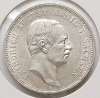 Die Rückseite der Münze zeigt den imposanten Reichsadler mit dem Wappenschild der Hohenzollern. Die Umschrift lautet DEUTSCHES REICH 1910, gefolgt vom Nennwert DREI MARK im unteren Bereich. Die feine Detailzeichnung der Federn und der Kaiserkrone unterstreicht die herrschaftliche Ausstrahlung dieses Silberstücks.