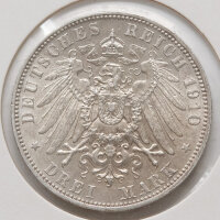 Die Vorderseite präsentiert das markante Porträt von König Friedrich August III. von Sachsen im Profil nach rechts. Die umlaufende Inschrift lautet FRIEDRICH AUGUST KÖNIG V. SACHSEN. Direkt unter dem Halsabschnitt ist das Münzzeichen E für die Prägestätte Muldenhütten eingeprägt, eingefasst in eine klassische Perlschnur am Rand.