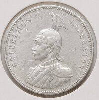 Die Vorderseite zeigt das nach links gewendete Brustbild von Kaiser Wilhelm II. in der Uniform der Garde du Corps mit Adlerhelm. Die Umschrift lautet „GUILELMUS II IMPERATOR“. Das Porträt besticht durch seine feine Ausarbeitung der Uniformdetails und den hoheitlichen Ausdruck des Kaisers.