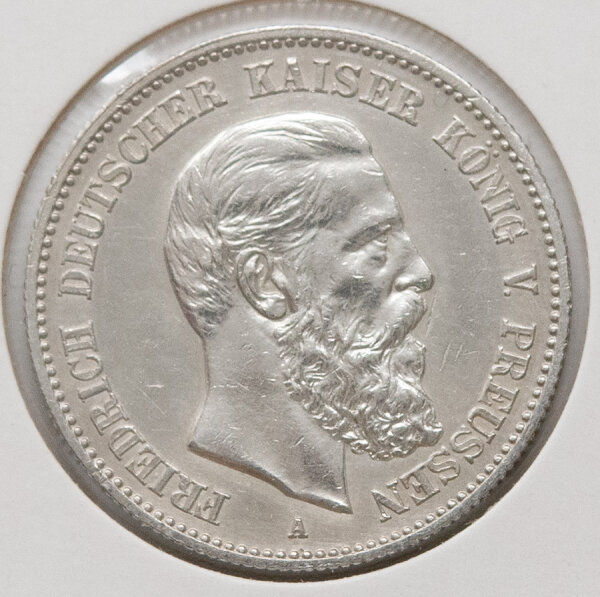 Die Rückseite zeigt den gekrönten Reichsadler des Deutschen Kaiserreichs mit dem preußischen Wappenschild auf der Brust. Die Umschrift lautet DEUTSCHES REICH 1888, gefolgt vom Nennwert ZWEI MARK. Die detaillierte Ausarbeitung der Schwingen und kaiserlichen Insignien zeugt von der hohen Prägequalität der Berliner Münze.