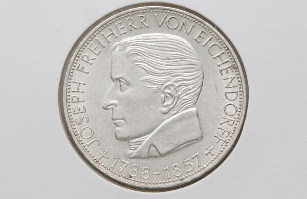 Vorderseite der 5-DM-Silbermünze 1957 mit dem Porträt von Joseph Freiherr von Eichendorff nach links. Klare Konturen und sauberes Schriftbild.