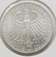 Rückseite der Münze mit Bundesadler, Nennwert 5 Deutsche Mark und Jahrgang 1957. Prägebuchstabe J der Hamburgischen Münze deutlich sichtbar.