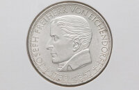 Vorderseite der 5-DM-Silbermünze 1957 mit dem Porträt von Joseph Freiherr von Eichendorff nach links. Klare Konturen und sauberes Schriftbild.