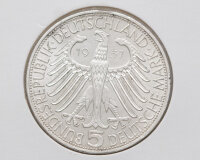 Rückseite der Münze mit Bundesadler, Nennwert 5 Deutsche Mark und Jahrgang 1957. Prägebuchstabe J der Hamburgischen Münze deutlich sichtbar.