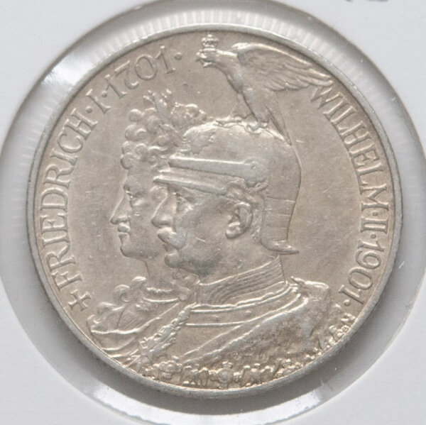 Detailansicht der Vorderseite der 2-Mark-Gedenkmünze von 1901. Gezeigt werden die Doppelporträts der preußischen Monarchen Friedrich I. (links im Hintergrund) und Wilhelm II. (rechts im Vordergrund) im Profil nach links. Die Umschrift lautet FRIEDRICH I 1701 · WILHELM II 1901. Die Reliefdetails der Uniformen und Gesichter sind klar erhalten.
