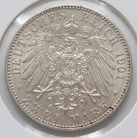 Die Rückseite präsentiert den gekrönten Reichsadler des Deutschen Kaiserreichs. Die Umschrift am Rand lautet DEUTSCHES REICH 1901 und unten der Nennwert ZWEI MARK. Die Münze zeigt eine attraktive, gleichmäßige Umlaufpatina und gut erhaltene Konturen des Wappentieres.