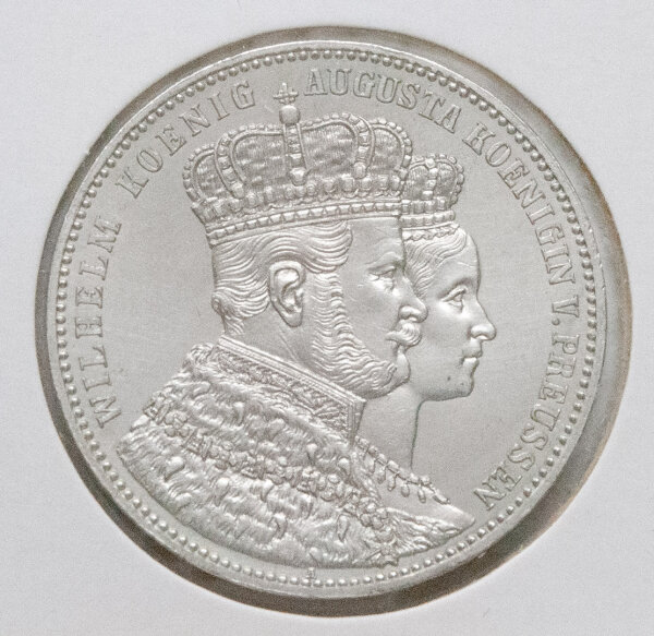 Detailansicht der Vorderseite: Die beeindruckenden Doppelporträts von König Wilhelm I. und Königin Augusta mit Kronen und Ornat. Das Prägezeichen „A“ für Berlin ist unter dem Bildnis klar erkennbar. Die Münze zeigt einen wunderbaren hellen Silberglanz.