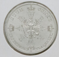 Nahaufnahme der Rückseite: Der preußische Adler im Zentrum, umringt von den Monogrammen W und A sowie den Kronen. Die Inschriften „SUUM CUIQUE“ und „KROENUNGS THALER 1861“ sind scharf und sauber ausgeprägt.