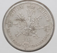 Nahaufnahme der Rückseite: Der preußische Adler im Zentrum, umringt von den Monogrammen W und A sowie den Kronen. Die Inschriften „SUUM CUIQUE“ und „KROENUNGS THALER 1861“ sind scharf und sauber ausgeprägt.