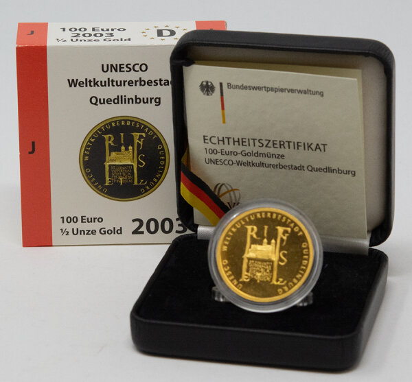 Vorderseite der 100 Euro Goldmünze 2003 Quedlinburg mit Stadtansicht und Stiftskirche.