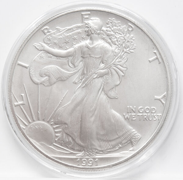 Walking Liberty mit wehender US-Flagge, Sonnenaufgang im Hintergrund, Schriftzüge LIBERTY, IN GOD WE TRUST und Jahrgang