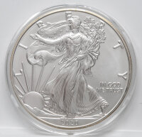 Vorderseite des American Silver Eagle 2020 mit dem klassischen Walking-Liberty-Motiv. Der Prägeglanz ist makellos, die Details der Flagge und der Sonnenstrahlen sind gestochen scharf.