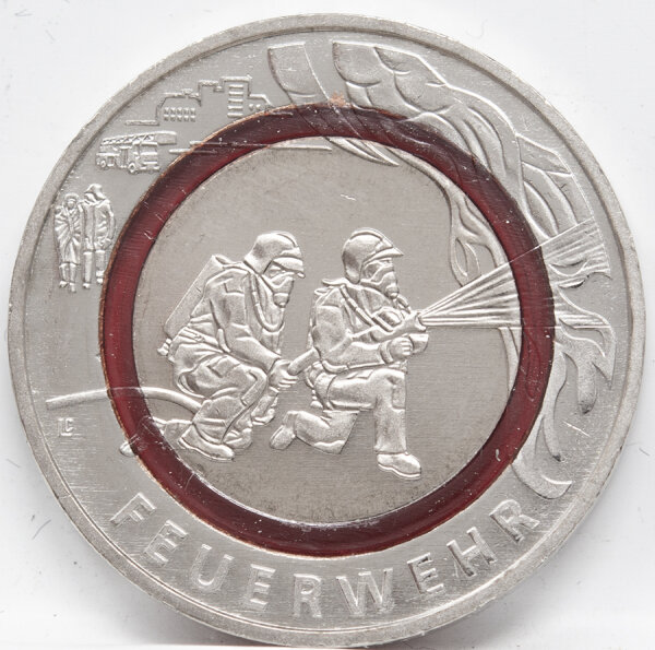 Runde Münze mit geprägtem Portraitprofil-Motiv, Spiegelnder Hintergrund mit matten Reliefs.