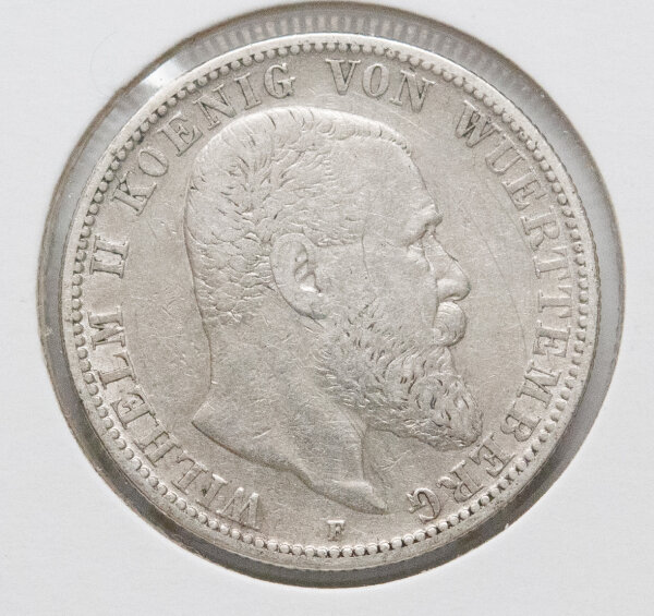 Die Rückseite der Münze zeigt den gekrönten Reichsadler mit dem Wappenschild der Hohenzollern. Die Umschrift lautet DEUTSCHES REICH 1906 und am unteren Rand ist der Nennwert ZWEI MARK zu lesen. Das Design besticht durch die detailreiche Darstellung der Schwingen und der kaiserlichen Insignien, eingefasst von einem feinen Perlkranz.