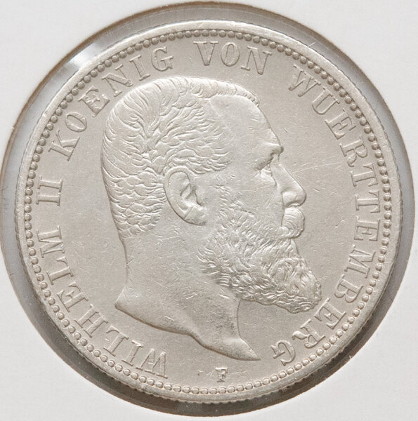 Die Rückseite der Münze zeigt den gekrönten Reichsadler mit dem Wappenschild der Hohenzollern. Die Umschrift lautet DEUTSCHES REICH 1906 und am unteren Rand ist der Nennwert ZWEI MARK zu lesen. Das Design besticht durch die detailreiche Darstellung der Schwingen und der kaiserlichen Insignien, eingefasst von einem feinen Perlkranz.