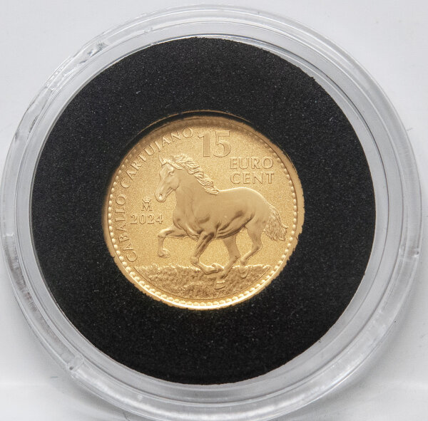 Rückseite der Goldmünze 15 Cent 2024 mit den berühmten Säulen des Herkules und der Inschrift Plus Ultra.