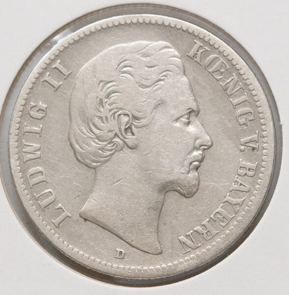 Die Rückseite der Münze zeigt den klassischen gekrönten Reichsadler mit dem Wappenschild der Hohenzollern. Die Umschrift lautet DEUTSCHES REICH 1877, gefolgt vom Nennwert ZWEI MARK. Die detaillierte Ausarbeitung der Federn und kaiserlichen Insignien zeugt von der hohen Prägequalität der Münze München (D).