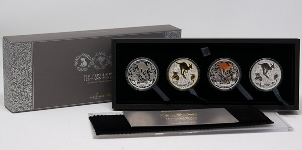 Runde Münze mit geprägtem Koala-Motiv, Spiegelnder Hintergrund mit matten Reliefs.