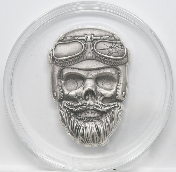 Runde Münze mit geprägtem Adler-Motiv, Spiegelnder Hintergrund mit matten Reliefs.