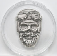 Runde Münze mit geprägtem Adler-Motiv, Spiegelnder Hintergrund mit matten Reliefs.