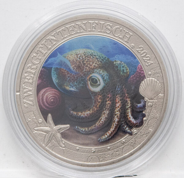 Runde Münze mit geprägtem Portraitprofil-Motiv, Brilliant Uncirculated, feine Oberflächenstruktur.
