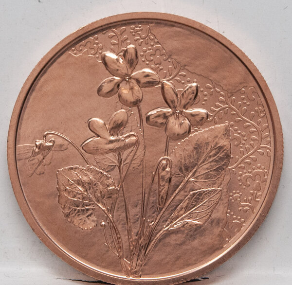 Runde Münze mit geprägtem Portraitprofil-Motiv, Brilliant Uncirculated, feine Oberflächenstruktur.