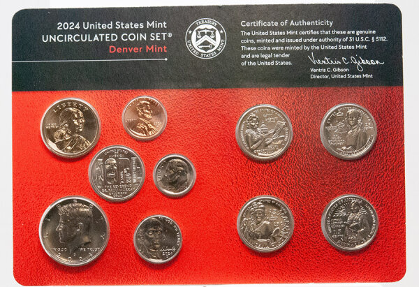 Runde Münze mit geprägtem Portraitprofil-Motiv, Brilliant Uncirculated, feine Oberflächenstruktur.