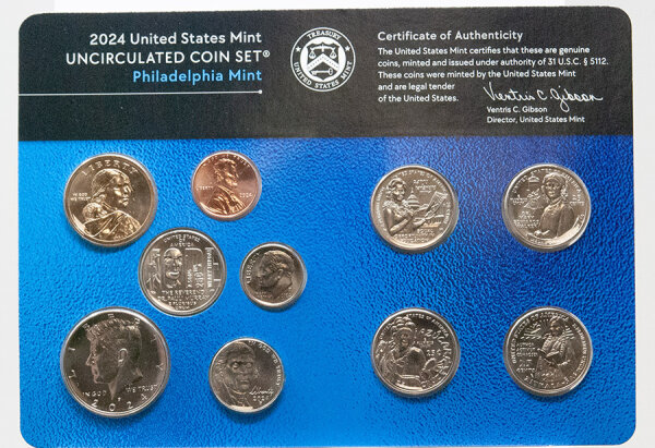 Runde Münze mit geprägtem Portraitprofil-Motiv, Brilliant Uncirculated, feine Oberflächenstruktur.