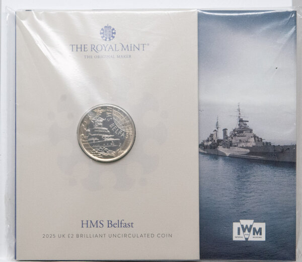 Runde Münze mit geprägtem Portraitprofil-Motiv, Brilliant Uncirculated, feine Oberflächenstruktur.