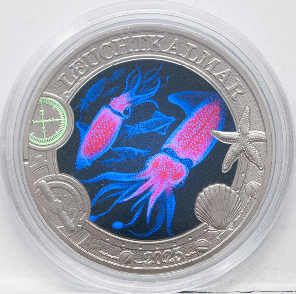 Runde Münze mit geprägtem Portraitprofil-Motiv, Brilliant Uncirculated, feine Oberflächenstruktur.