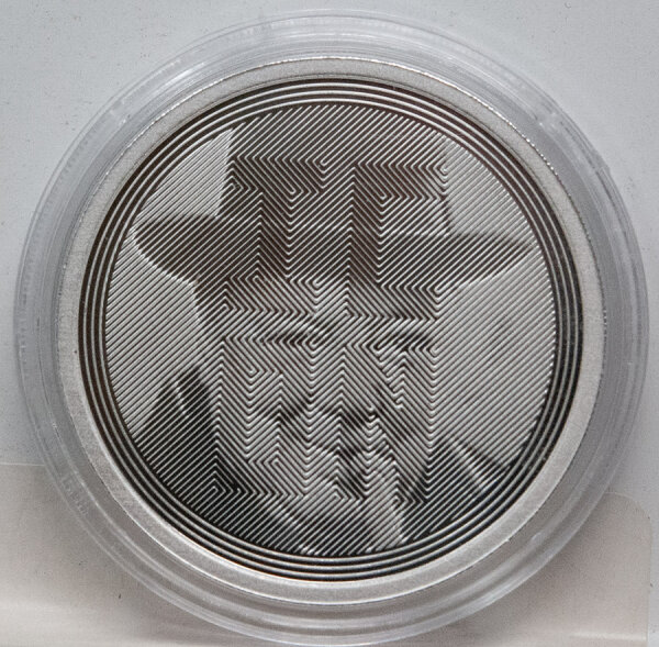 Runde Münze mit geprägtem Adler-Motiv, Spiegelnder Hintergrund mit matten Reliefs.