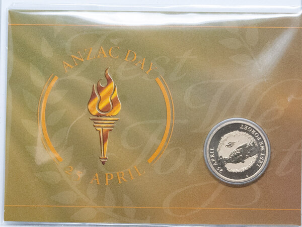 Runde Münze mit geprägtem Adler-Motiv, Spiegelnder Hintergrund mit matten Reliefs.