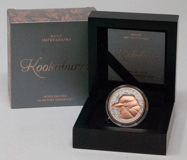 Runde Münze mit geprägtem Koala-Motiv, Spiegelnder Hintergrund mit matten Reliefs.