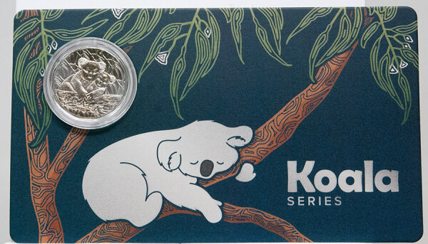 Runde Münze mit geprägtem Koala-Motiv, Brilliant Uncirculated, feine Oberflächenstruktur.