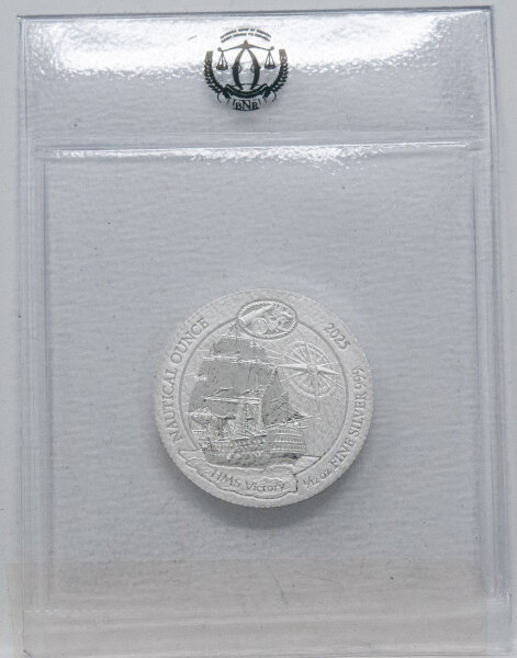 Runde Münze mit geprägtem Adler-Motiv, Spiegelnder Hintergrund mit matten Reliefs.