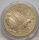 Runde Münze mit geprägtem Portraitprofil-Motiv, Brilliant Uncirculated, feine Oberflächenstruktur.