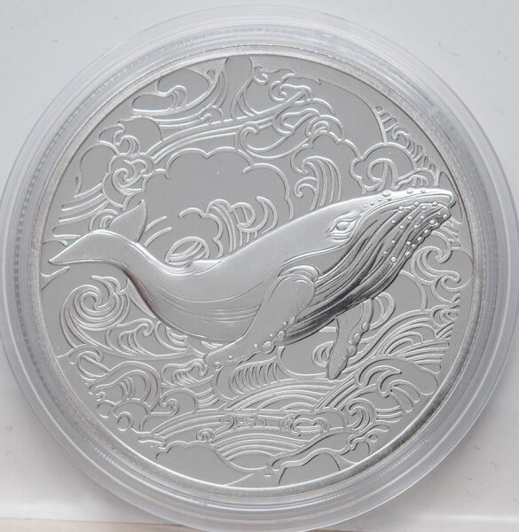 Silbermünze „Humpback Whale“ 2025 Ocean Wonders Pitcairn Islands Proof – zeigt Buckelwal vor stilisiertem polynesischen Muster, Wasserflächen mit Teal-Effekt; Vorderseite mit Porträt König Charles III., „Pitcairn Islands“, „5 Dollars“, Jahr 2025.