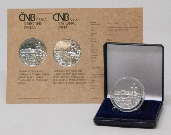 Runde Münze mit geprägtem Löwe-Motiv, Brilliant Uncirculated, feine Oberflächenstruktur.