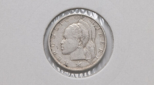 Vorderseite der 10-Cents-Münze aus Liberia von 1960: Porträt der Liberty nach links mit wehendem Band, umgeben vom Schriftzug „REPUBLIC OF LIBERIA“. Klare Konturen und ansprechende Erhaltung.