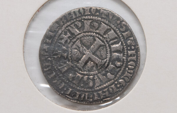 Zentrales Motiv der Vorderseite: Ein gleichschenkliges Kreuz (Croix pattée), umgeben von der lateinischen Inschrift des Königs Philipp IV. Die Münze zeigt eine charmante, historische Oberflächenbeschaffenheit.