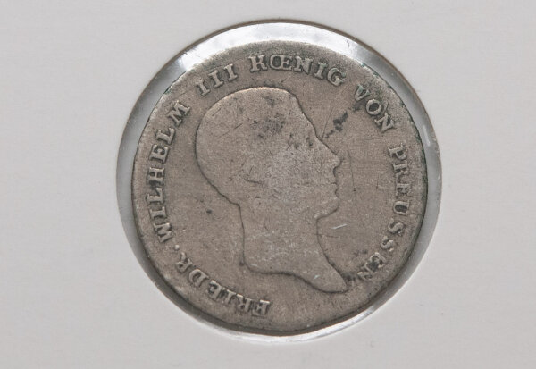 Nahaufnahme der Vorderseite: Das Porträt von König Friedrich Wilhelm III. von Preußen im Profil. Die Umschrift „FRIEDR. WILHELM III KOENIG VON PREUSSEN“ ist deutlich lesbar. Die Münze zeigt eine ehrliche, geschichtsträchtige Abnutzung und eine dunkle Silber-Patina.