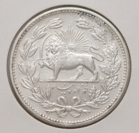 Vorderseite der persischen 5-Kran-Münze: Darstellung des schwerttragenden Löwen vor der aufgehenden Sonne (Shir-o-Khorshid). Umgeben von einem Kranz, am unteren Rand die Wertangabe in persischer Schrift. Die Münze zeigt eine attraktive historische Patina.