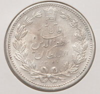 Rückseite der Silbermünze: Zentrale persische Kalligraphie mit Namen und Titeln des Schahs Muzaffar ad-Din. Über der Inschrift die Qajaren-Krone, umrahmt von Lorbeer- und Eichenzweigen. Das Prägejahr 1320 (AH) ist im unteren Bereich sichtbar.