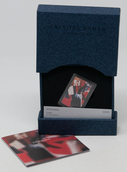 Die Münze Dzema Skulme zeigt ein Motiv der Künstlerin in farbiger Gestaltung auf Silber