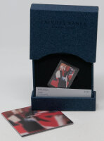 Die Münze Dzema Skulme zeigt ein Motiv der Künstlerin in farbiger Gestaltung auf Silber