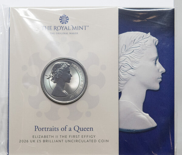UK £5 Münze 2026 „The First Effigy“ in Brilliant Uncirculated – Porträt von Königin Elizabeth II. nach dem neuen First Effigy Design, geriffelter Rand, Wertangabe £5, Cupro-Nickel Legierung
